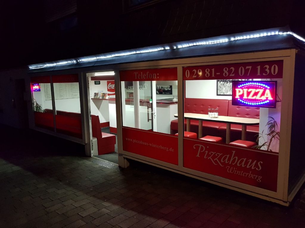 Pizzahaus Winterberg bei Nacht mit Pizza-Leuchtschild